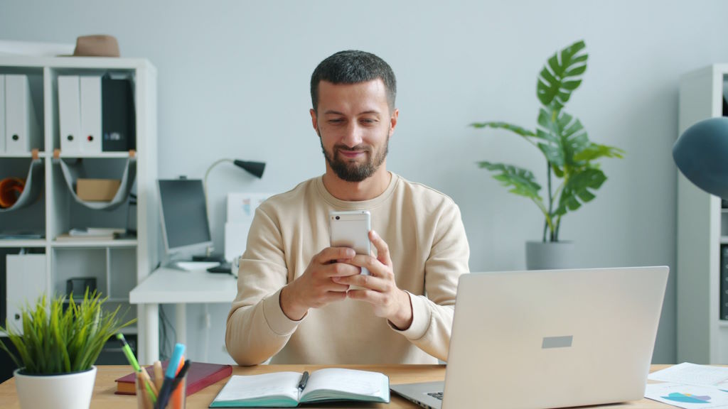 企業行動辦公 APP 的 5 大核心功能：從簽核到打卡，讓工作跟著你走